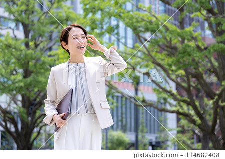 拿著商業文件的女人的肖像 114682408