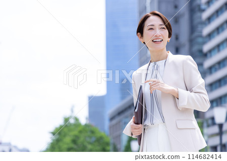 拿著商業文件的女人的肖像 拿著商業文件的女人的肖像 114682414