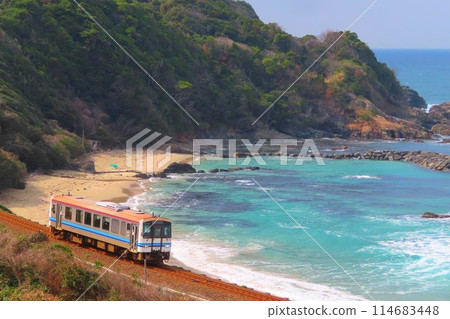[島根縣]沿海岸線行駛的單人列車 114683448