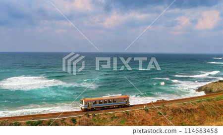 [Shimane Prefecture] Single train running along the coastline 114683458