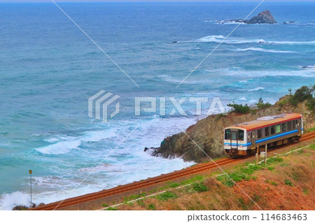[Shimane Prefecture] Single train running along the coastline 114683463