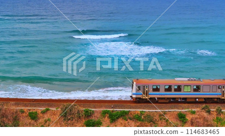 [Shimane Prefecture] Single train running along the coastline 114683465