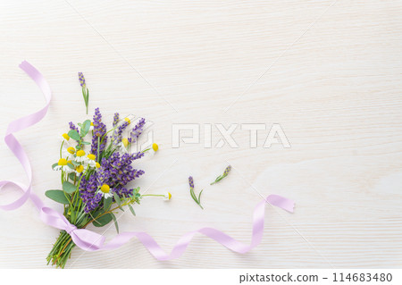 薰衣草、洋甘菊和尤加利的天然花束背景 114683480