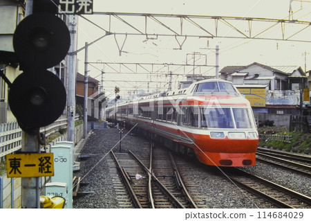 7000 series LSE car, 7001F, passing through Higashi-Kitazawa Station during the ground-level era, March 29, 1981 114684029
