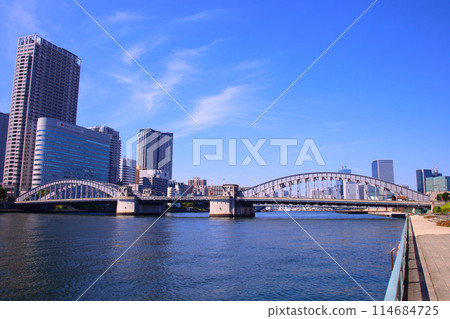 Tokyo: Kachidoki Bridge and the cityscape on the Sumida River Tokyo: Kachidoki Bridge and the cityscape on the Sumida River 114684725