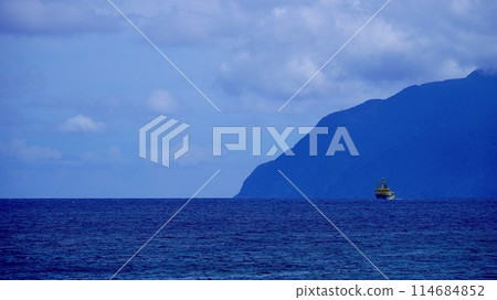 東海汽船橘丸在禦倉島的海上航行 114684852