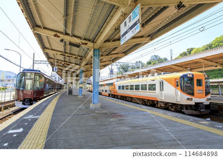 Vista Car and Vista Car "Raku" lined up at Toba Station 114684898