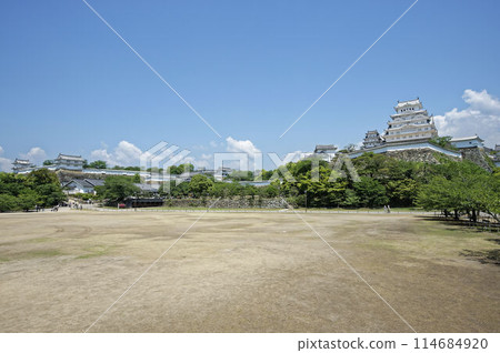 Fresh greenery at the World Heritage Himeji Castle Fresh greenery at the World Heritage Himeji Castle 114684920