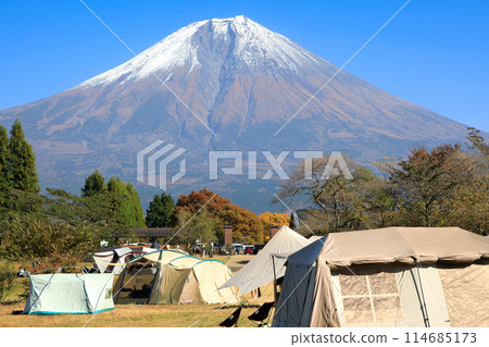 秋季露營地形象:從狸湖露營地看到的富士山 秋季露營地形象:從狸湖露營地看到的富士山 114685173