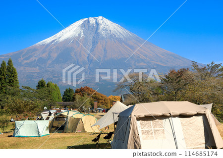 秋季露營地形象:從狸湖露營地看到的富士山 秋季露營地形象:從狸湖露營地看到的富士山 114685174
