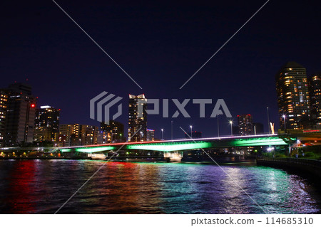 Tokyo: Sumida River and Tsukuda skyscrapers Tokyo: Sumida River and Tsukuda skyscrapers 114685310