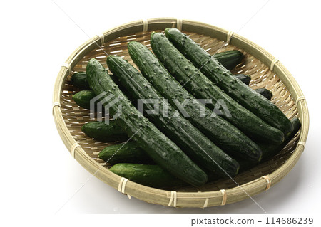 漏勺上的黃瓜（白色背景） 114686239