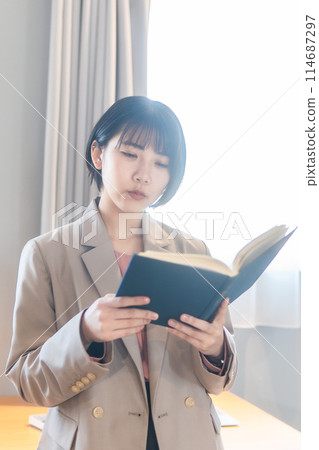 在家學習/閱讀/再訓練的女性 在家學習/閱讀/再訓練的女性 114687297