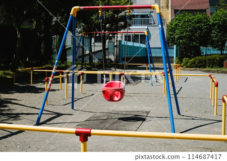 公園裡的幼兒鞦韆 114687417