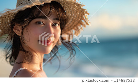 年輕女子在度假村海灘上散步 年輕女子在度假村海灘上散步 114687538