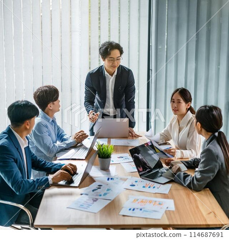 開會的商務人士（AI 產生的素材） 114687691