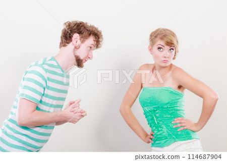 Man asking for forgivness. Conflicted couple. 114687904