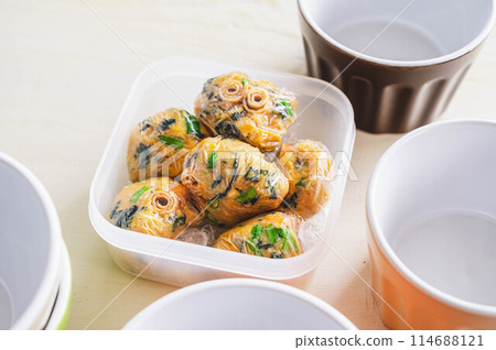 儲存容器中的味噌球 儲存容器中的味噌球 114688121