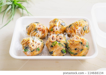 用保鮮膜包裹的味噌球 用保鮮膜包裹的味噌球 114688134