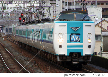 通過大阪環狀線的特急黑潮(381系列車:京都⇔新宮) 通過大阪環狀線的特急黑潮(381系列車:京都⇔新宮) 114688166