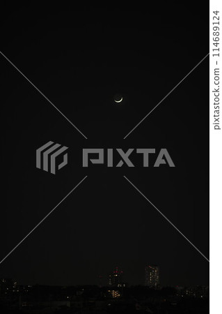 Sky (evening to night) and moon seen from Shinjuku Ward, Tokyo Sky (evening to night) and moon seen from Shinjuku Ward, Tokyo 114689124
