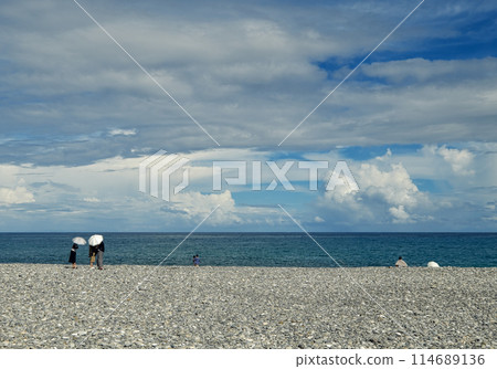 Standing and talking while looking at the blue sky, clouds and sea 114689136