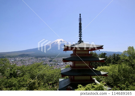 Arakurayama Sengen Park and Mount Fuji (Fujiyoshida City, Yamanashi Prefecture) Arakurayama Sengen Park and Mount Fuji (Fujiyoshida City, Yamanashi Prefecture) 114689165
