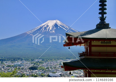 Arakurayama Sengen Park and Mount Fuji (Fujiyoshida City, Yamanashi Prefecture) Arakurayama Sengen Park and Mount Fuji (Fujiyoshida City, Yamanashi Prefecture) 114689166