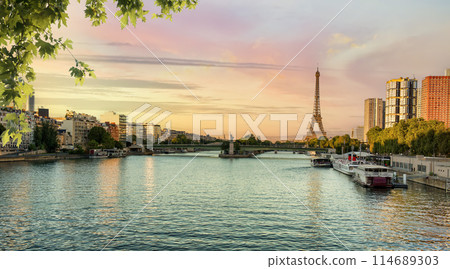 Great Seine River in Paris Great Seine River in Paris 114689303