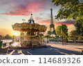 Carousel in the center of Paris 114689326