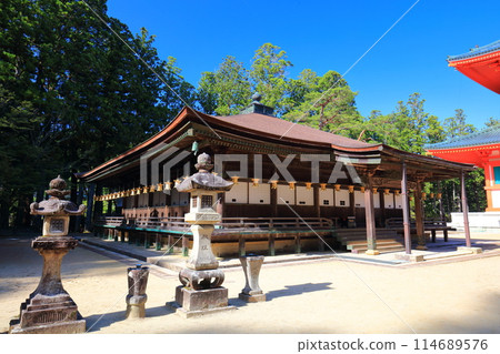 [Wakayama Prefecture] Goei-do Hall of the Danjo Garan at Mt. Koya on a clear day 114689576