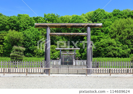 [Nara Prefecture] Emperor Jimmu's Tohoku Mausoleum on Mount Unebi under clear skies 114689624