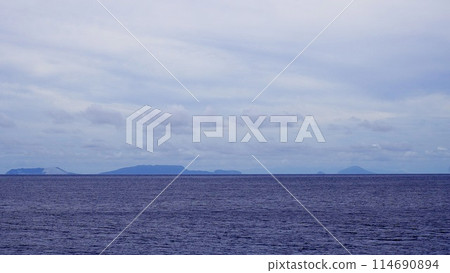 Kozushima, Niijima and Toshima seen from the sea 114690894