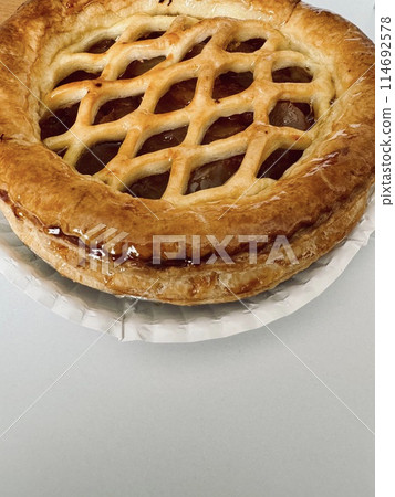 Apple pie with plenty of apples, baked goods 114692578