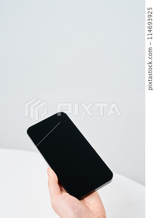 婦女的手與智能手機 114693925