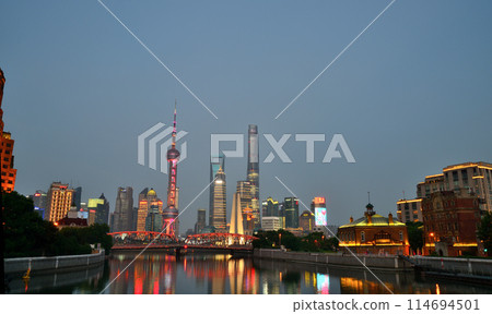 這是陸家嘴的景色，上海的代表性地標在黃昏時分。 114694501
