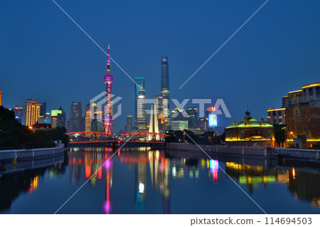 這是陸家嘴的夜景，上海的代表性地標鱗次櫛比，鱗次櫛比。 114694503