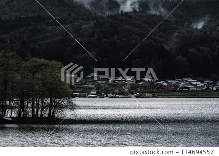 Early morning at Lake Kizaki [Omachi City] 114694557