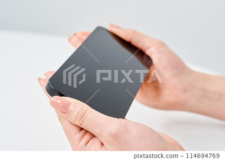 婦女的手與智能手機 114694769