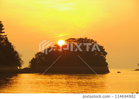 A small island floating in the Ariake Sea and dawn A small island floating in the Ariake Sea and dawn 114694982