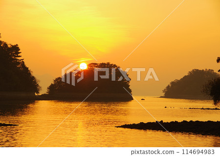A small island floating in the Ariake Sea and dawn A small island floating in the Ariake Sea and dawn 114694983