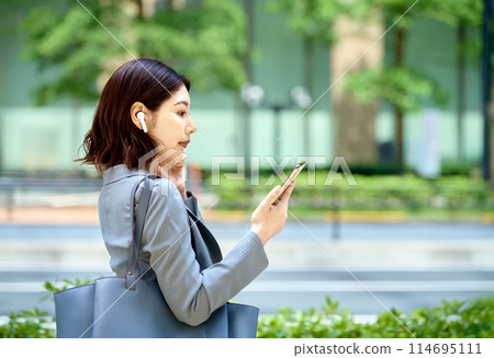 Stylish business woman commuting Stylish business woman commuting 114695111