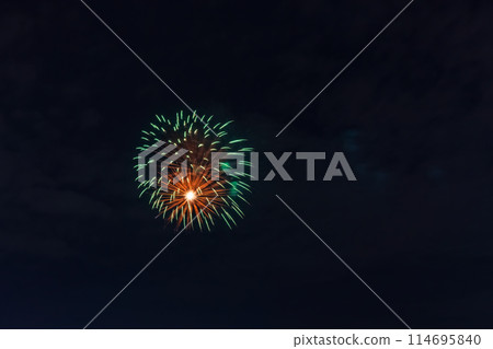 夜空中綻放的大朵花朵,煙火 夜空中綻放的大朵花朵,煙火 114695840