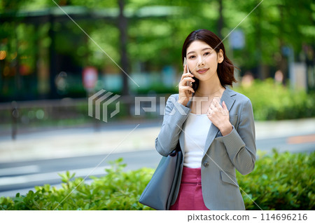 Business woman speaking on a smartphone 114696216