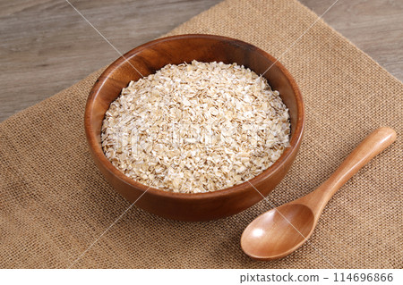 燕麥片裝在木碗裡 114696866