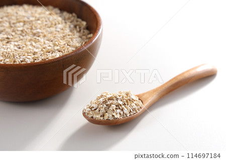 燕麥片裝在木碗裡 114697184