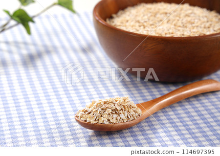 燕麥片裝在木碗裡 燕麥片裝在木碗裡 114697395