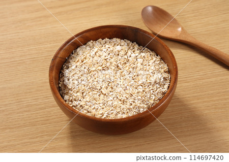 燕麥片裝在木碗裡 114697420