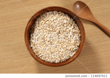 燕麥片裝在木碗裡 114697421