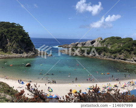 Blue sea and beach 114697999